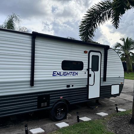 فيلا Cozy Rv Trailer فورت لودرديل المظهر الخارجي الصورة